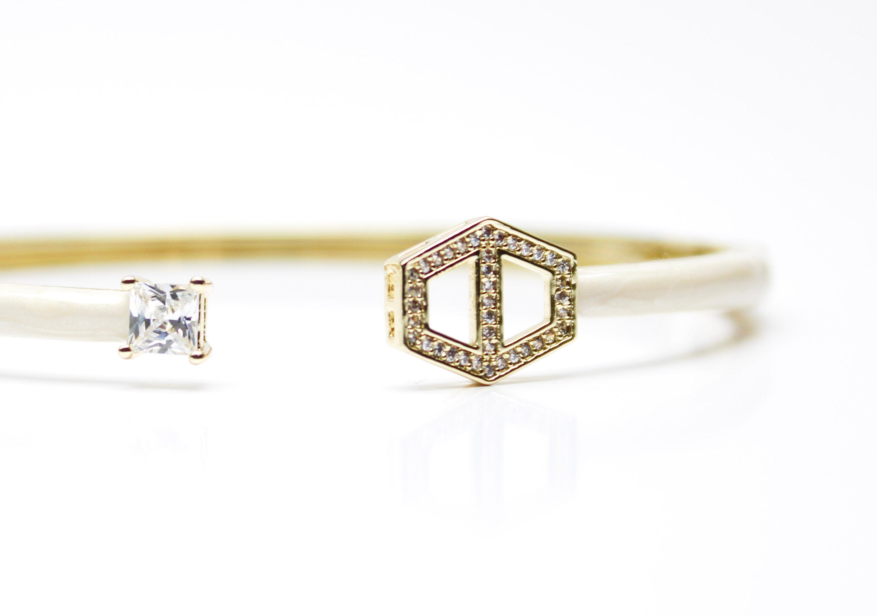 Losh jewellery open armband met kleine steentje als subtiel detail