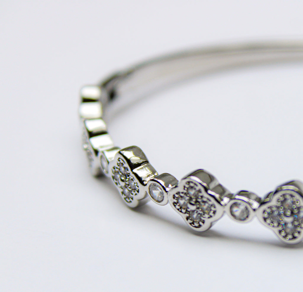 losh jewellery zilver armband met bloem vorm steentjes