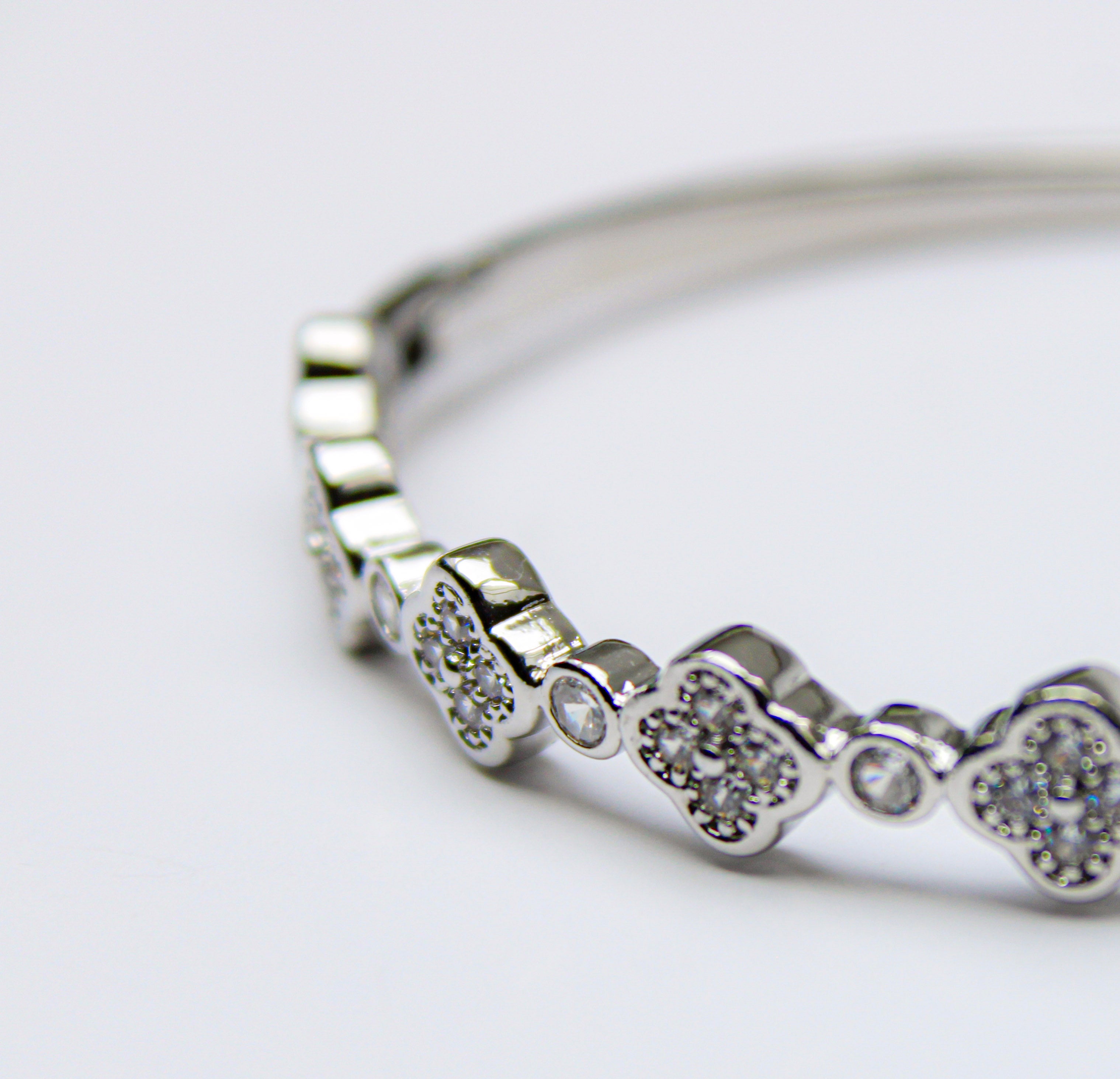 losh jewellery zilver armband met bloem vorm steentjes