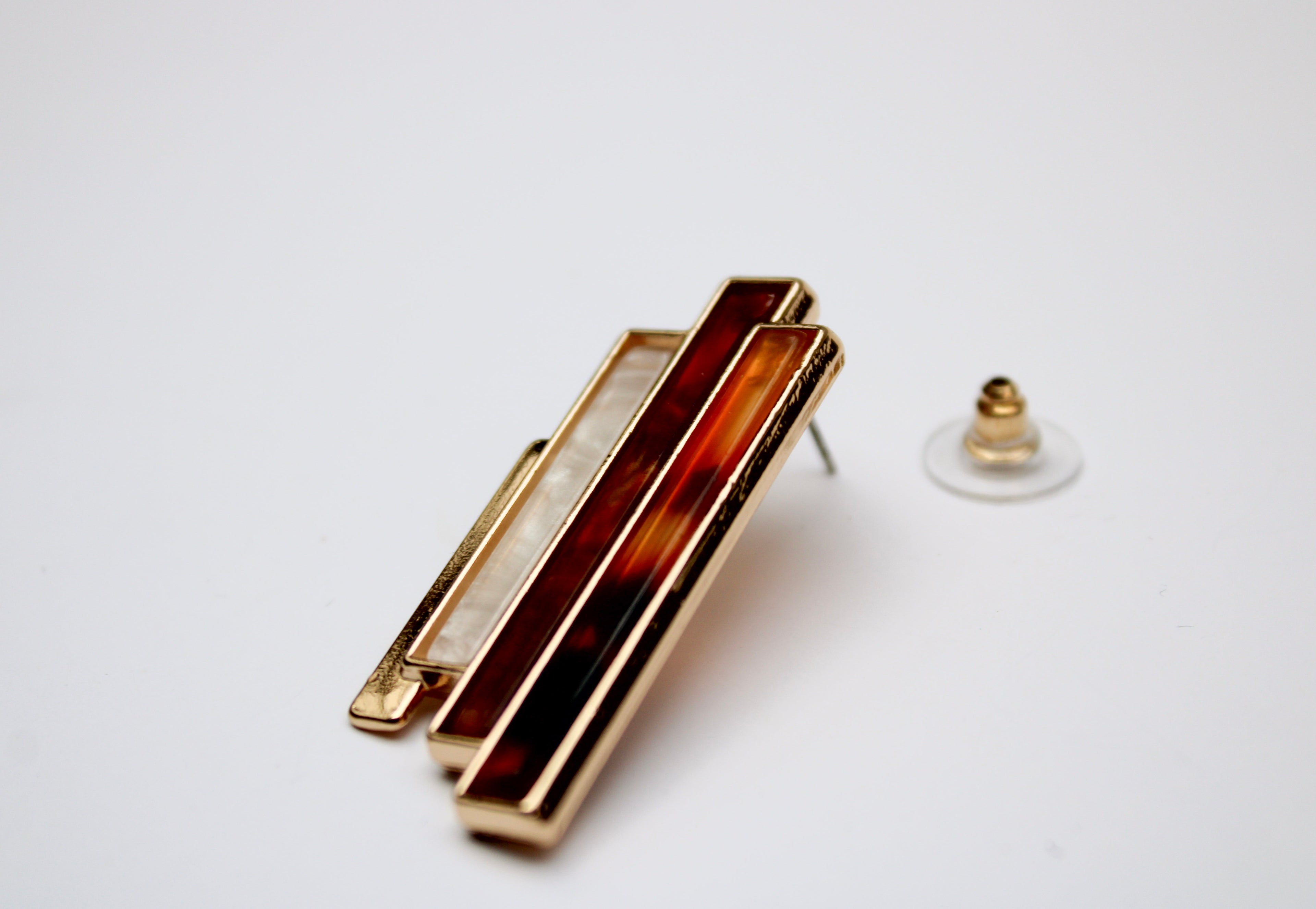 losh jewellery bruin wit studs oorbel