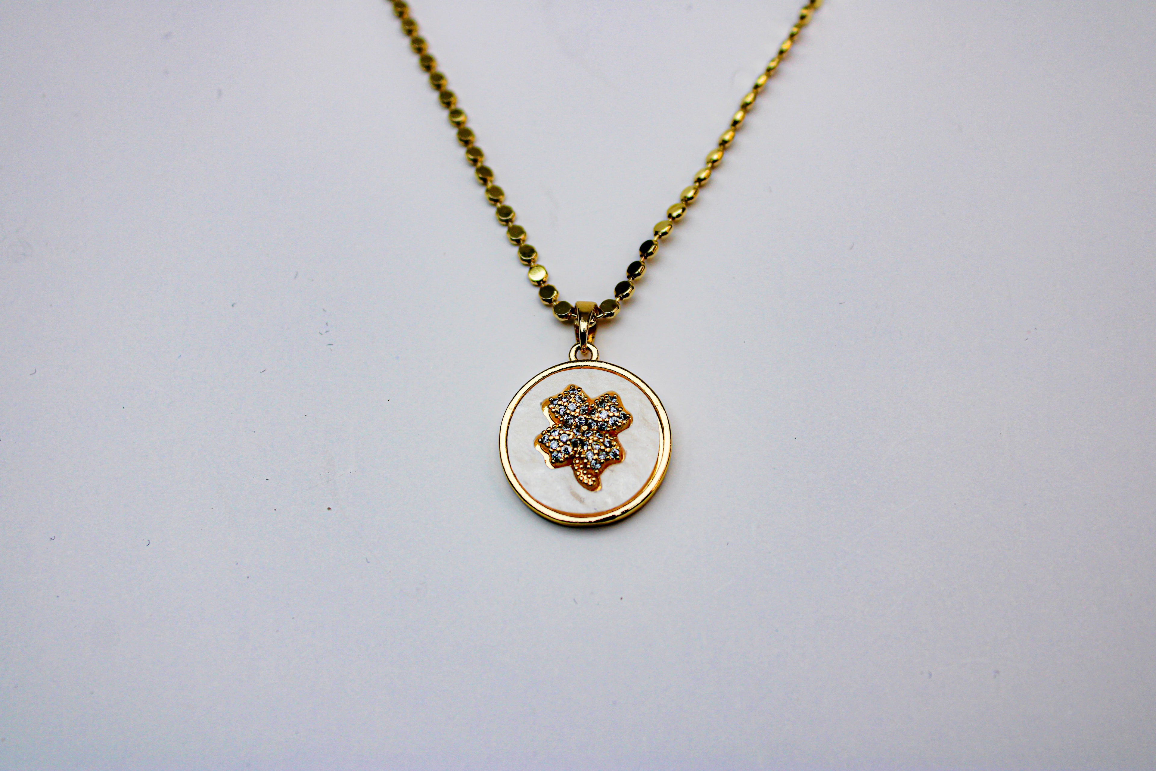 losh jewellery goudkleurig ketting met klavertje hanger